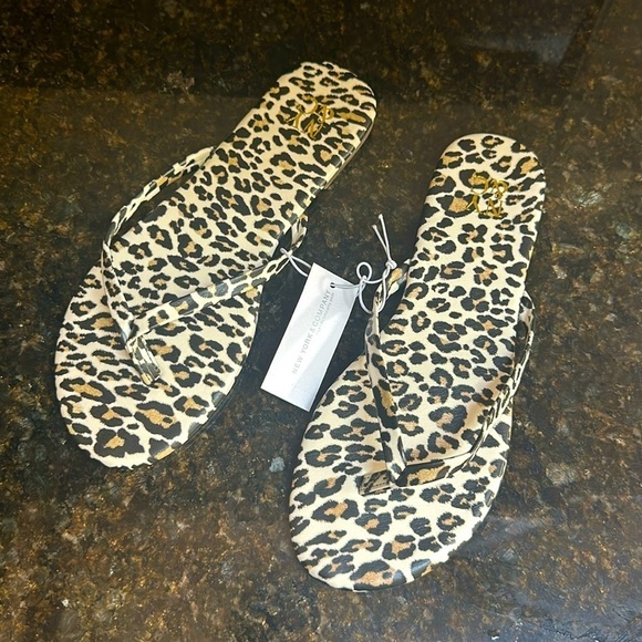 💜🤑 🆕 NEW YORK & CO leopard print flip flops size 6 - Picture 2 of 7